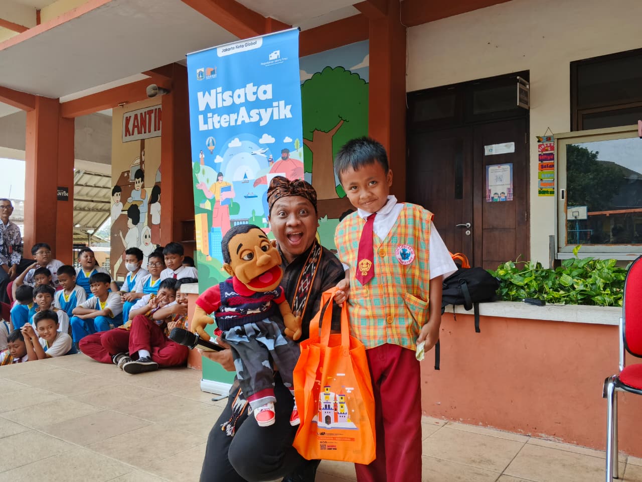 Wisata LiterAsyik Ke SDN Ciracas 09